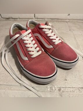 Vans Old Skool Suede/Canvas Sneakers in Salmon Pink Women’s 7 / Men’s 5.5